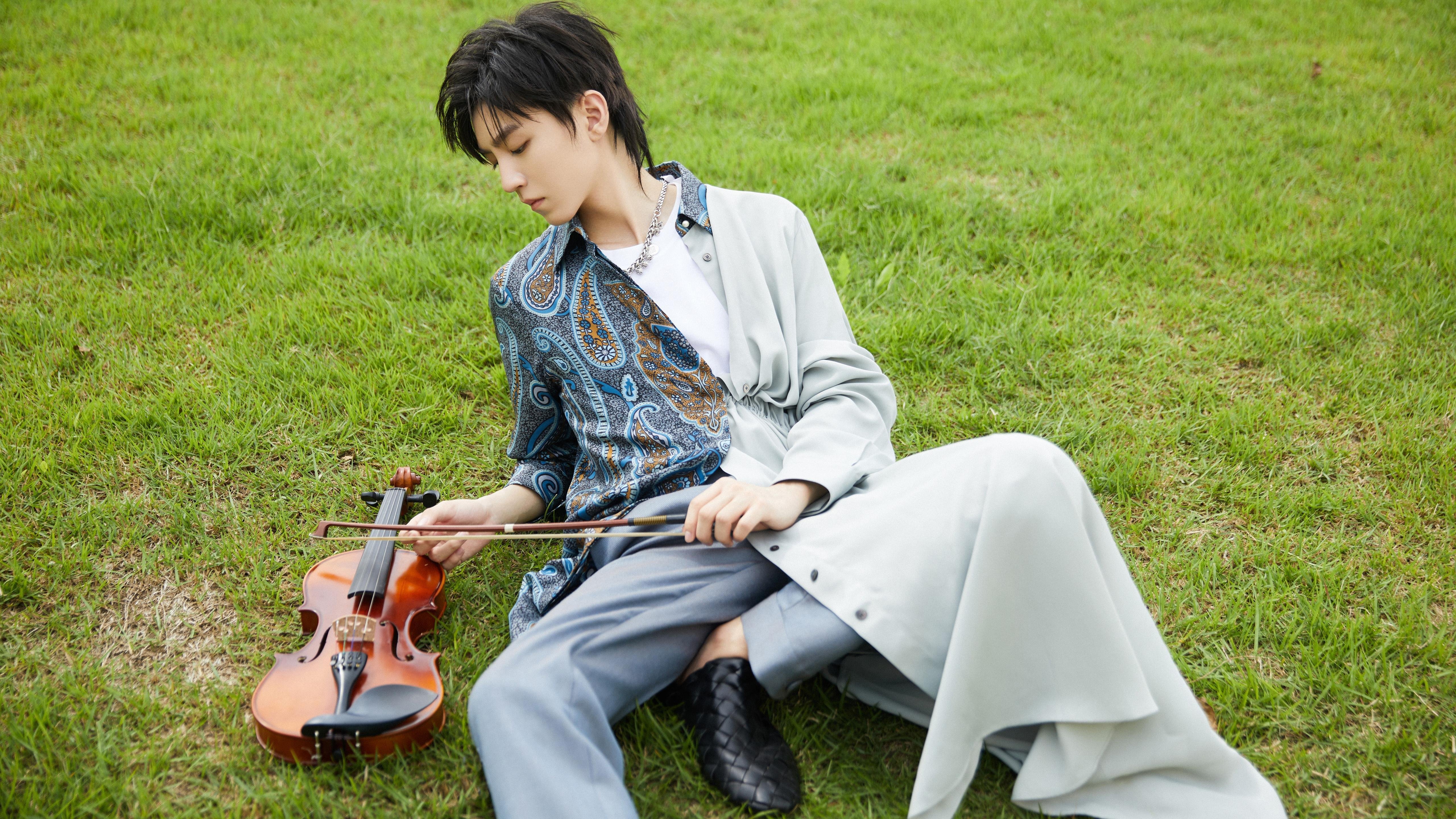 爱游戏智能体验-《年轻一代的电竞梦想:从校园到职业的转变》,一代电竞人青春结束了